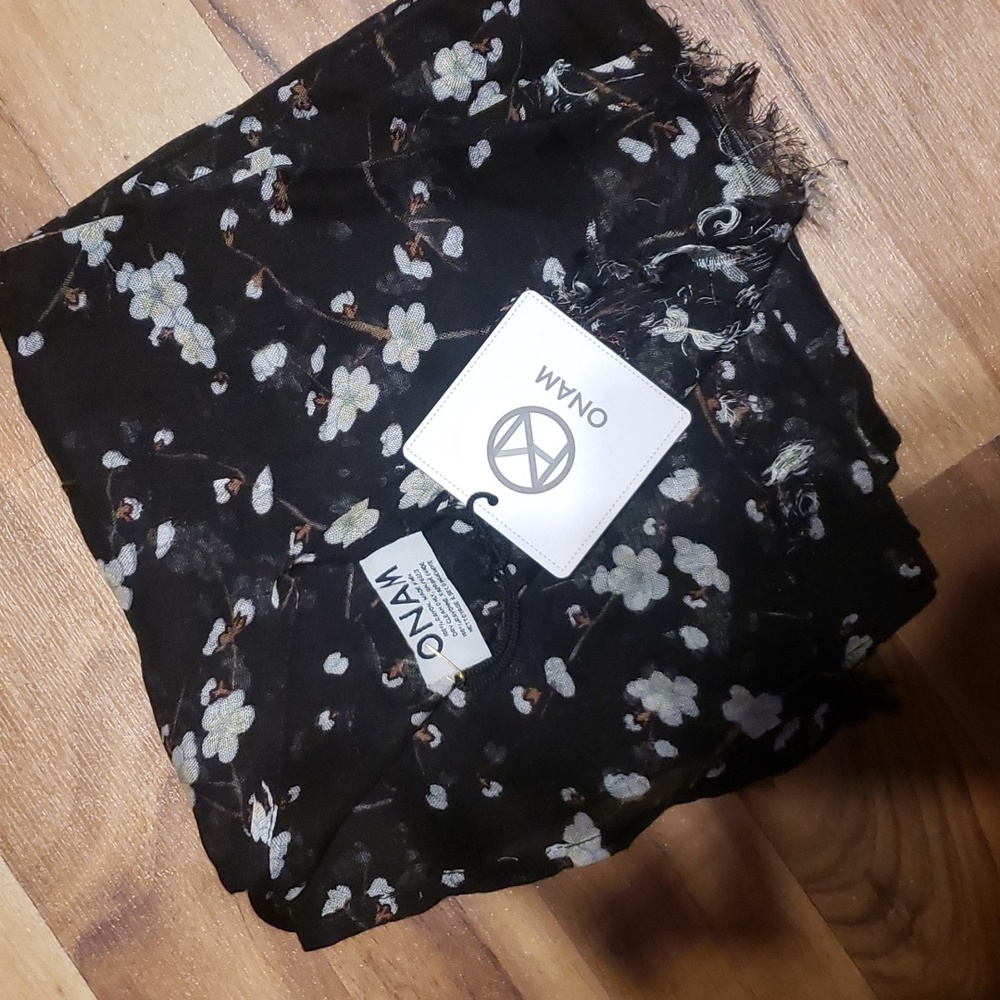Onam NWT Lightweight Floral Scarf